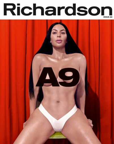 BYR PÅ SEG SELV: Kim Kardashian pryder forsiden av Richardson Magazines jubileumsutgave - i bare underbuksa. Foto: Faksimile BYR PÅ SEG SELV: Kim Kardashian pryder forsiden av Richardson Magazines jubileumsutgave - i bare underbuksa. Foto: Faksimile
